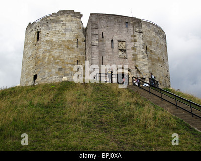 Clifford's Tower in New York. Es ist das grösste verbleibende Teil der York Castle, einst das Zentrum der Regierung für die North East England Stockfoto