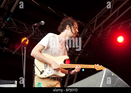 Darwin Deez Green Man Festival 2010, Brecon Beacon Wales zu spielen. Stockfoto