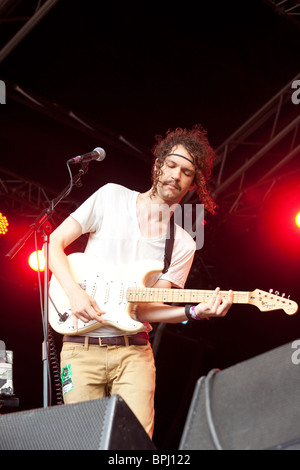 Darwin Deez Green Man Festival 2010, Brecon Beacon Wales zu spielen. Stockfoto