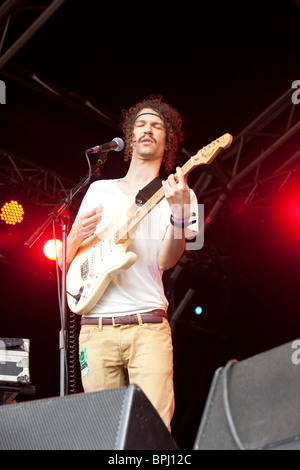 Darwin Deez Green Man Festival 2010, Brecon Beacon Wales zu spielen. Stockfoto