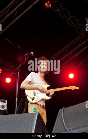 Darwin Deez Green Man Festival 2010, Brecon Beacon Wales zu spielen. Stockfoto