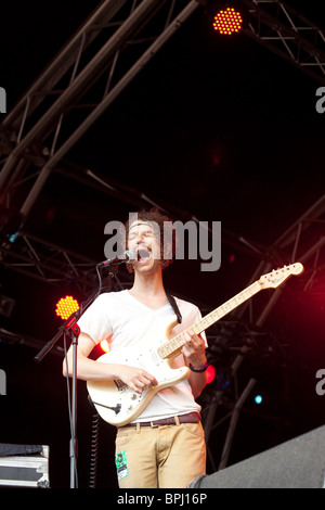 Darwin Deez Green Man Festival 2010, Brecon Beacon Wales zu spielen. Stockfoto