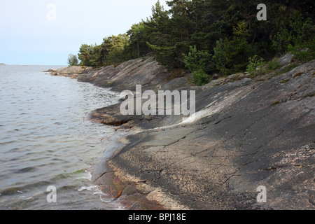 Gleichmäßig geformte Felsen an der Ostsee in Schweden. Der Felsen wurde durch das Eis der letzten Eiszeit gebildet. Stockfoto