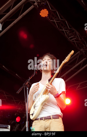 Darwin Deez Green Man Festival 2010, Brecon Beacon Wales zu spielen. Stockfoto