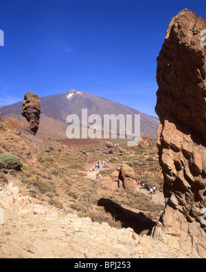 Blick auf Mt Teide und Los Roques de Garcia, Parque Nacional Del Teide, Teneriffa, Kanarische Inseln, Spanien Stockfoto