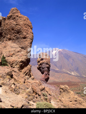 Blick auf Mt Teide und Los Roques de Garcia, Parque Nacional Del Teide, Teneriffa, Kanarische Inseln, Spanien Stockfoto