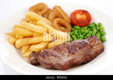 Chips in Ringe geschnittenen Zwiebeln und Steak Stockfoto