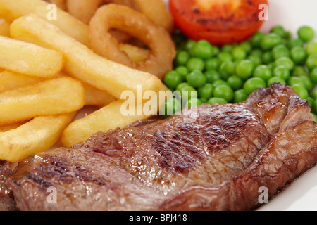 Chips in Ringe geschnittenen Zwiebeln und Steak Stockfoto