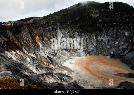 Ratu Crater am Mt. Tangkuban Perahu in der Nähe von Bandung, Indonesien. Dieser schlafende Vulkan gehört zu den touristischen Attraktionen in Bandung. Stockfoto