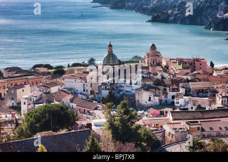 Erhöhte Ansicht von Vietri Sul Mare Stadt in der Nähe von Salerno, Kampanien, Italien. Stockfoto