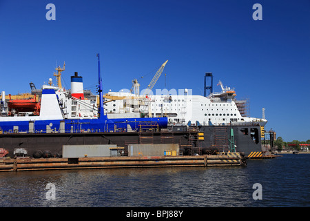 Ein großes Passagierschiff wird in Werft Danzig renoviert. Stockfoto