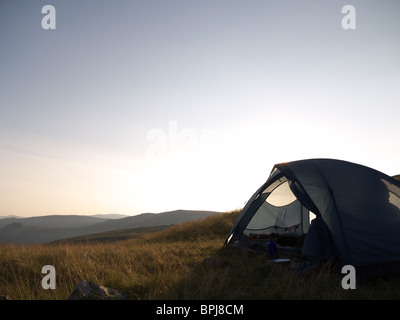 Wildes Campen im Winkel Tarn in der Lake District National Park, Großbritannien. Stockfoto