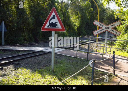 Bahn Bahnübergang im Iguazu Nationalpark in Argentinien Stockfoto