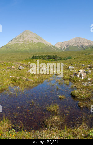 Glamaig, einen kegelförmigen Berg auf der Isle Of Skye mit dem Sligachan Fluss im Vordergrund. Stockfoto