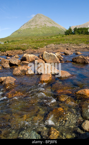 Glamaig, einen kegelförmigen Berg auf der Isle Of Skye mit dem Sligachan Fluss im Vordergrund. Stockfoto