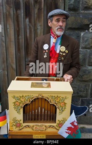 Orgel-Schleifmaschinen in historischen Kostümen spielen Drehorgeln auf dem viktorianischen Festival in Llandrindod Wells Powys Mid Wales UK Stockfoto