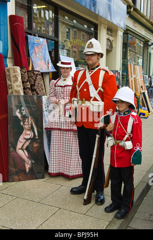 Mann und der junge Periode Militäruniform mit Lady auf dem viktorianischen Festival in Llandrindod Wells Powys Mid Wales UK Stockfoto
