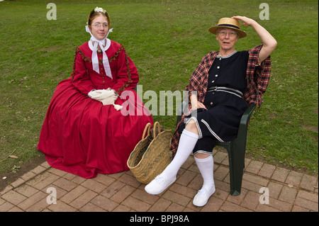 Frauen sitzen in historischen Kostümen auf dem jährlichen viktorianischen Festival in Llandrindod Wells Powys Mid Wales UK Stockfoto