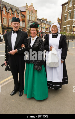 Oberschicht Viktorianer mit Magd in historischen Kostümen auf dem jährlichen viktorianischen Festival in Llandrindod Wells Powys Mid Wales UK Stockfoto