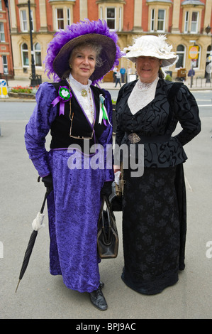 Frauen in historischen Kostümen auf dem jährlichen viktorianischen Festival in Llandrindod Wells Powys Mid Wales UK Stockfoto