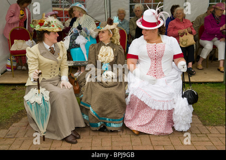 Damen in authentischen Kostümen auf dem jährlichen viktorianischen Festival in Llandrindod Wells Powys Mid Wales UK Stockfoto