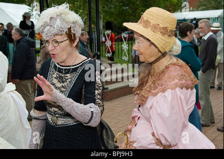 Frauen in historischen Kostümen auf dem jährlichen viktorianischen Festival in Llandrindod Wells Powys Mid Wales UK chatten Stockfoto