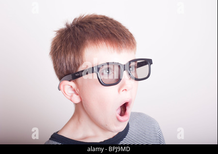 Ein MODEL Release Bild eines 10 Jahre alten Jungen trägt ein paar echte 3d Brille im Studio schauen erstaunt Stockfoto