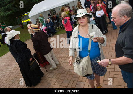 Frauen und Männer in historischen Kostümen und moderne Kleidung beim jährlichen viktorianischen Festival in Llandrindod Wells Powys Mid Wales UK Stockfoto