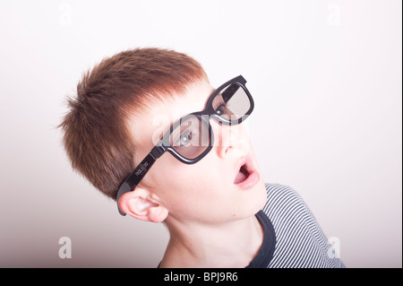 Ein MODEL Release Bild eines 10 Jahre alten Jungen trägt ein paar echte 3d Brille im Studio schauen erstaunt Stockfoto
