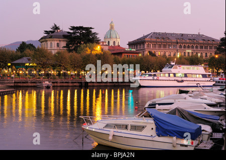 Boote im Hafen des Comer Sees, Kathedrale im Hintergrund, Como, Lombardei, Italien Stockfoto