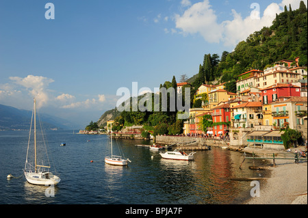 Boote am Comer See, Varenna, Lombardei, Italien Stockfoto