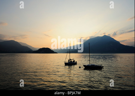 Zwei Segelboote am Comer See, Monti Lariani im Hintergrund, Lombardei, Italien Stockfoto