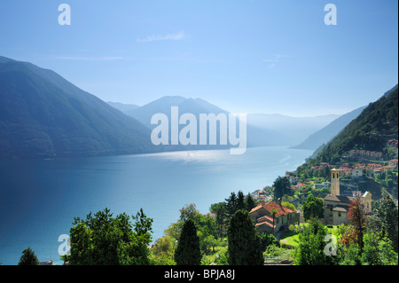 Blick über den Comer See mit Argegno, Lombardei, Italien Stockfoto