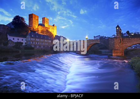 Blick über Lahn River mit steinernen Brücke Burg Ruine, Runkel, Hessen, Deutschland Stockfoto