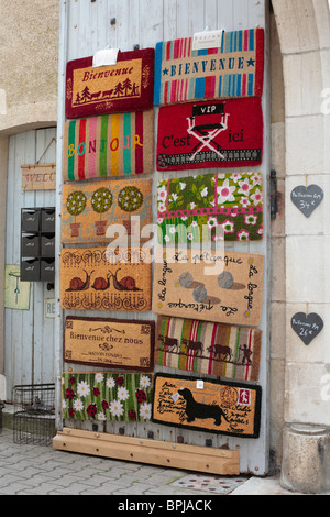 Fußmatten auf dem Display vor einem Geschäft in dem französischen Dorf Vezelay. Stockfoto