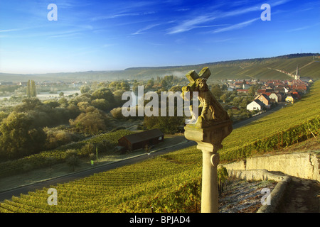 Kreuzweg, Weinberge in der Nähe von Volkach-Escherndorf, Franken, Bayern, Deutschland Stockfoto