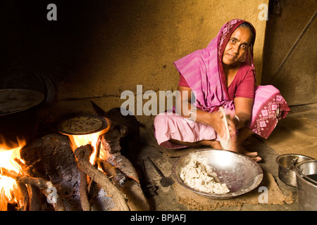 Eine Frau bereitet ungesäuertes Brot in einer Schulküche in Sasan in Gujarat, Indien. Stockfoto