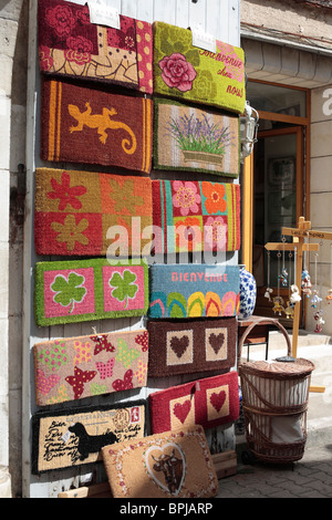 Fußmatten auf dem Display vor einem Geschäft in dem französischen Dorf Vezelay. Stockfoto