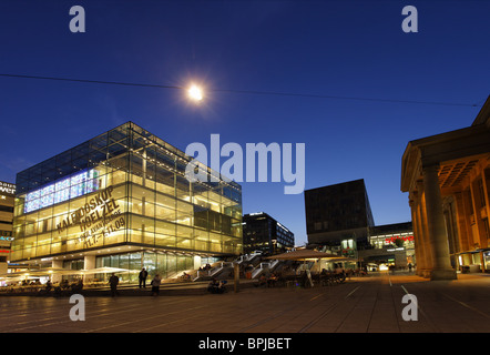 Beleuchtete Kunstmuseum am Schlossplatz am Abend, Stuttgart, Baden-Württemberg, Deutschland Stockfoto