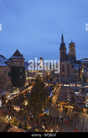 Weihnachtsmarkt am Schiller Quadrat, altes Schloss und Stiftskirche im Hintergrund, Stuttgart, Baden-Württemberg, Deutschland Stockfoto