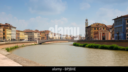 Panoramablick von Pisa am Ufer des Flusses Arno. Pisa-Toskana, Italien Stockfoto