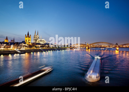 Blick über den Rhein zur Altstadt mit Dom und groß St. Martin-Kirche bei Nacht, Köln, Nordrhein-Westfalen, Deutschland Stockfoto