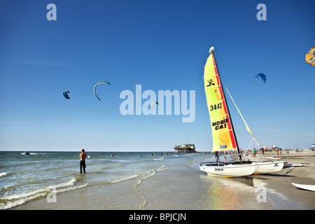 Kitesurfen in der Nähe von Strand, Sankt Peter-Ording, Schleswig-Holstein, Deutschland Stockfoto