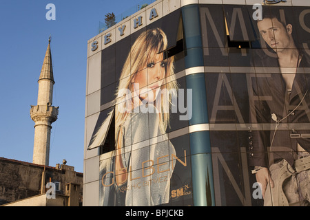 Gebäude mit Dachterrasse, Werbung und Selman Aga Camii Moschee im Hintergrund, Üsküdar, Istanbul, Türkei Stockfoto