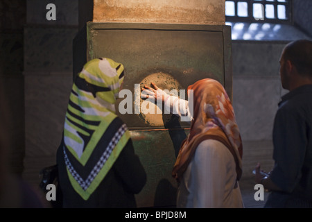 mystische schwitzende Säule aus pourous Marmor, legen Sie den Daumen in das Loch und machen Sie einen Wunsch, Hagia Sophia, Istanbul, Türkei Stockfoto