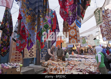 Kelim, Schals auf dem Display auf einem Markt in Tarlabasi, Istanbul, Tuerkei Stockfoto