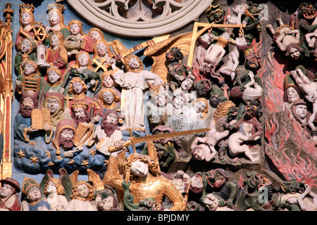 Ausschnitt aus der kunstvoll geschnitzten Tympanon über dem West Tor der Berner Münster, Schweiz; Stockfoto