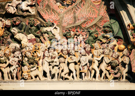Detail aus dem Tympanon über dem West Tor der Berner Münster Darstellung die Seelen der gestaut gefoltert in der Hölle von Dämonen Stockfoto