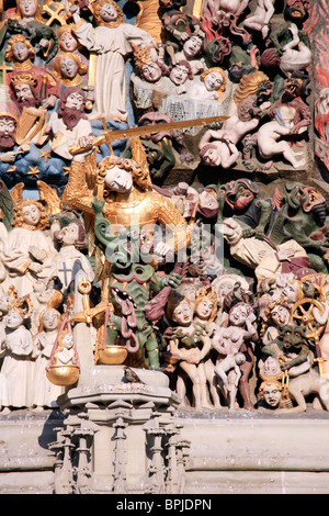 Die geschnitzten Tympanon über dem West-Tor Bern Kathedrale Kirche. Stockfoto