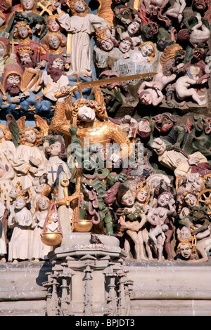 Die geschnitzten Tympanon über dem West-Tor Bern Kathedrale Kirche. Stockfoto